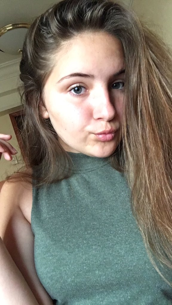 fymsky's tweet photo. i have a think for takin pictures even tho im not cute🙄😋 https://t.co/LivKZaj6LP
