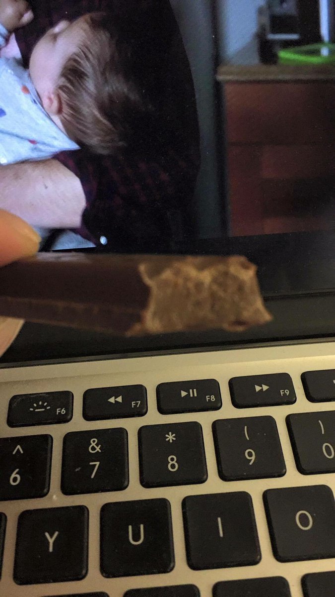 redcandyisbest's tweet photo. @KITKAT    
No wafer in my #kitkat >:( https://t.co/FFxlokY5Md