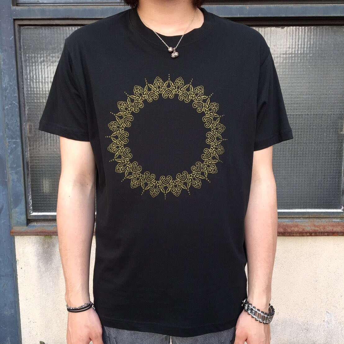 vor_wear's tweet photo. .
tops: #SCROWART / MANDALA Ring Tee
完全、円満などを意味する曼荼羅が大きく描かれたTシャツ。
#VORokayama https://t.co/NpHKgotR8N