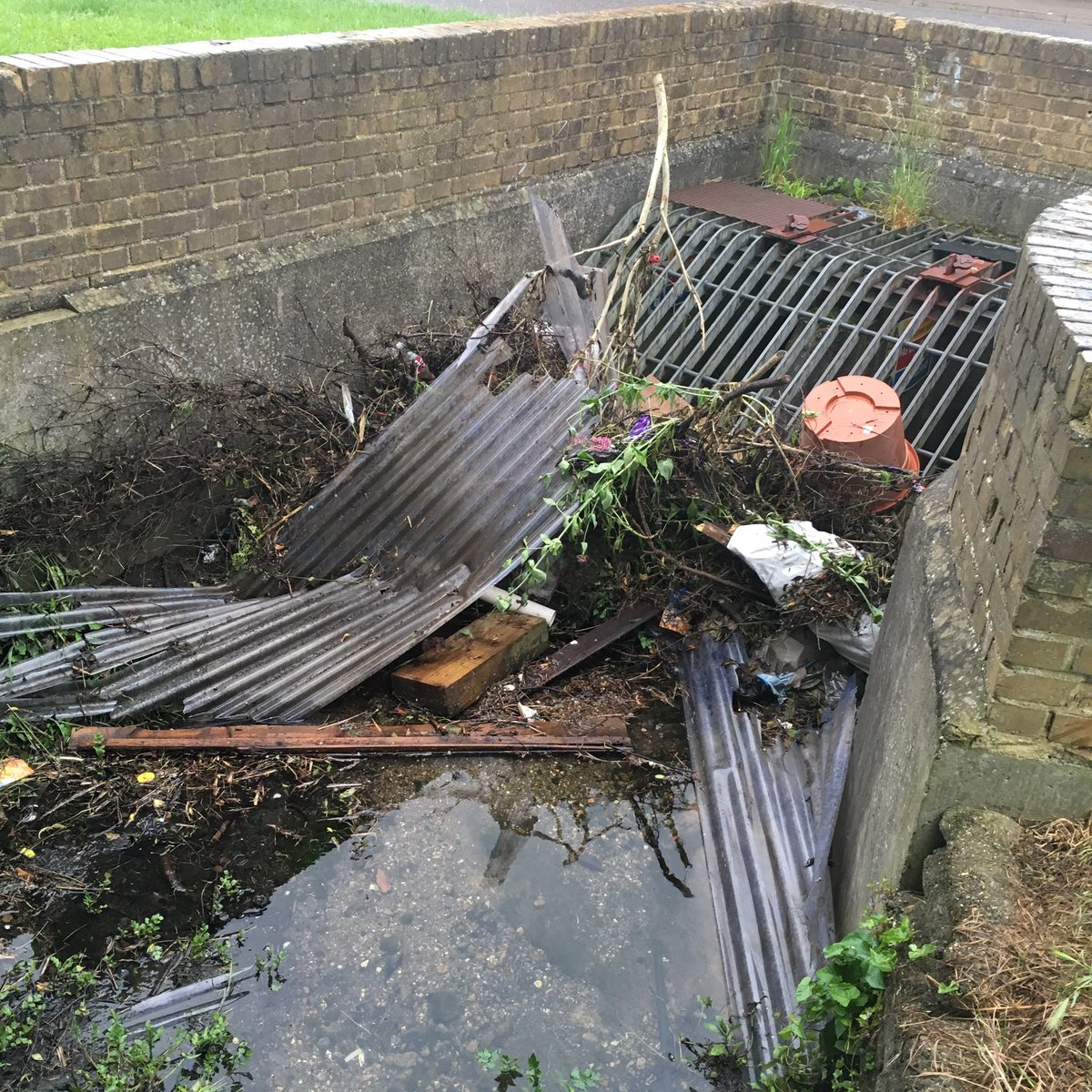 LondonFoxCTRL's tweet photo. #Walthamabbey Flood barrier. #ninefields @eppingforestdc @EnvAgency https://t.co/0QwpEVk76Q