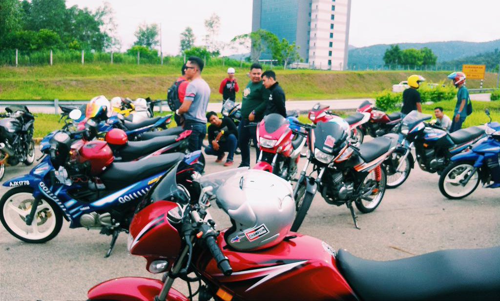 Azimazhr's tweet photo. Nti ride lagi. #kamiXramai #pejuanghighway #kakilari #isapsikit https://t.co/dqW6Z9i4Um