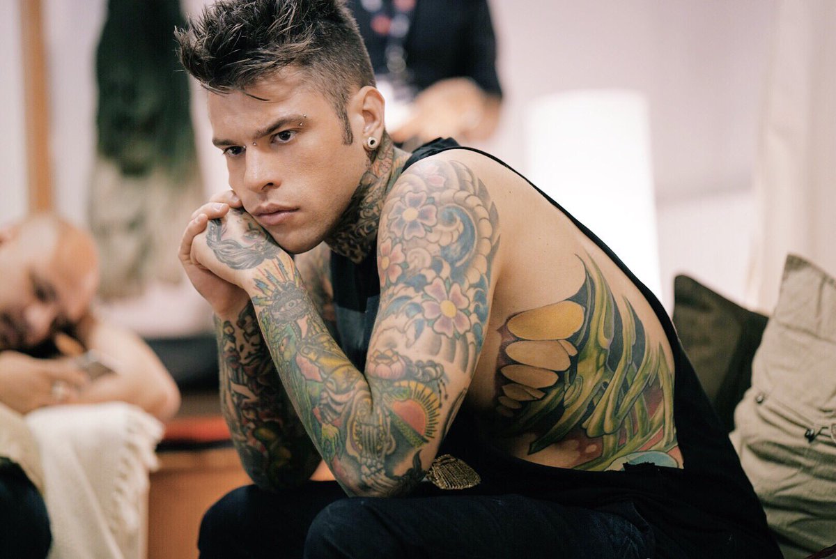 Fedez's tweet photo. Per quanto potrai guadagnare le tue debolezze resteranno un lusso che non ti potrai mai permettere di ostentare. https://t.co/3xYv1bALp2