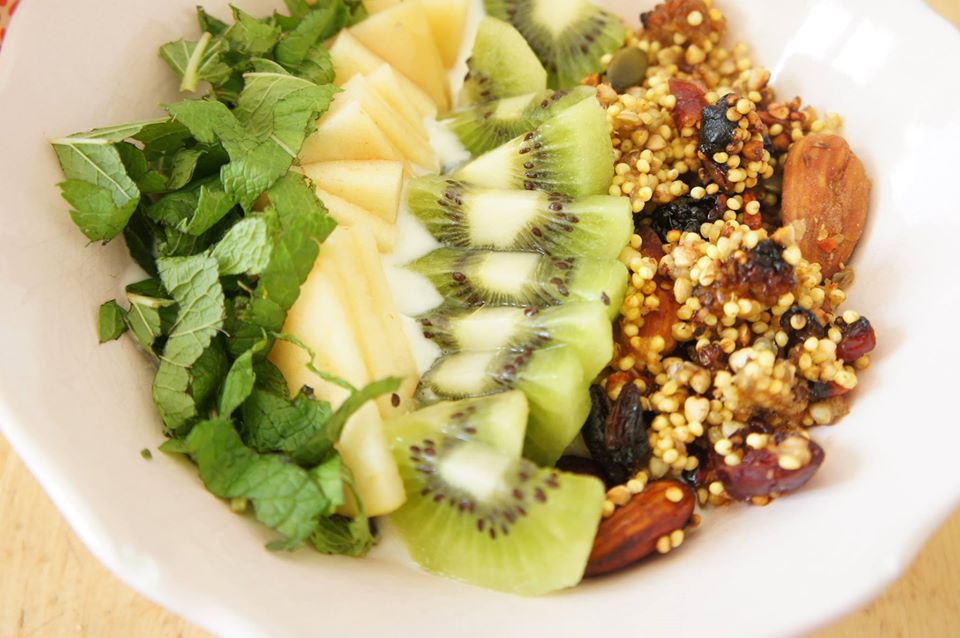 CreatyveBlog's tweet photo. Good Morning !!! Yaourt végétal / Pomme / Kiwi / Granola maison / Menthe #miam #morning #healthy #fruits https://t.co/rlDXb1OPSu