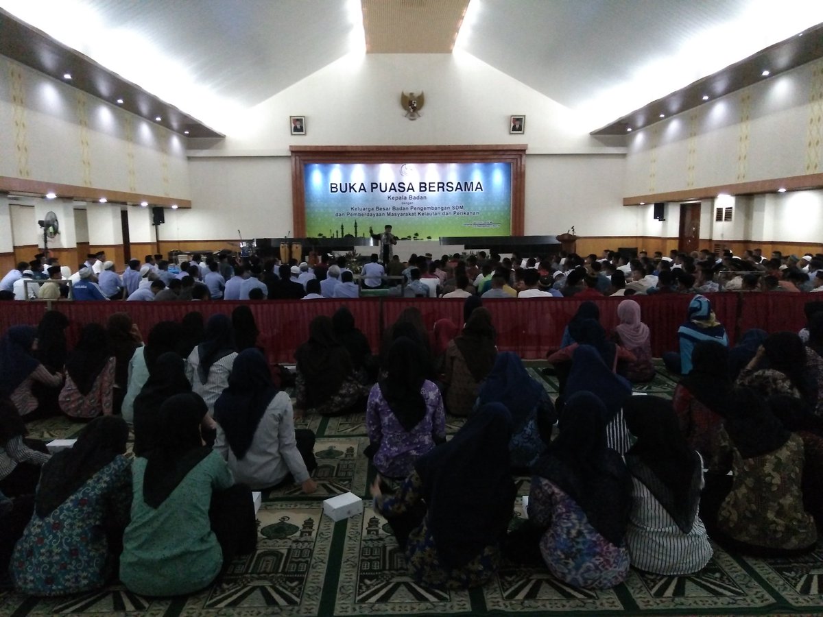 Buka puasa Kepala Badan <a href="/RifkyHardijanto/">Rifky E. Hardijanto</a> bersama pegawai BPSDMP KP di Aula @stp_jakarta .
