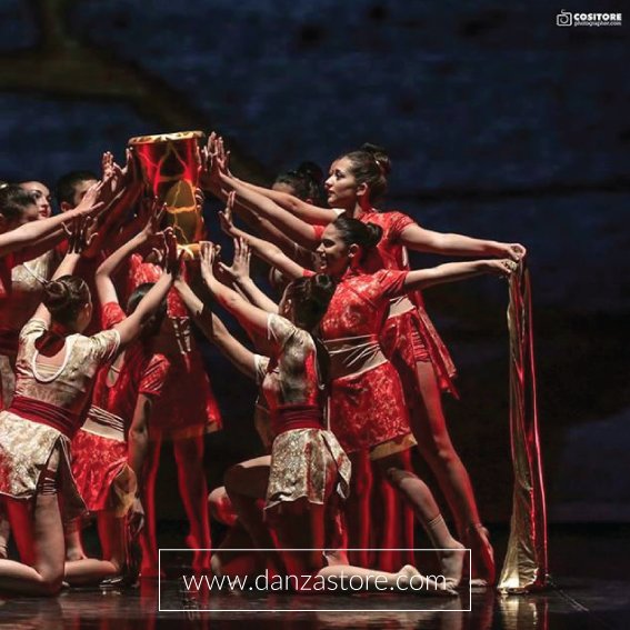 MedeaDanzaStore's tweet image. Uno spettacolo, l'insieme di tanti mondi che s'incontrano,ci sono #ballerini, luci,suono,costumi #danzastore #newage