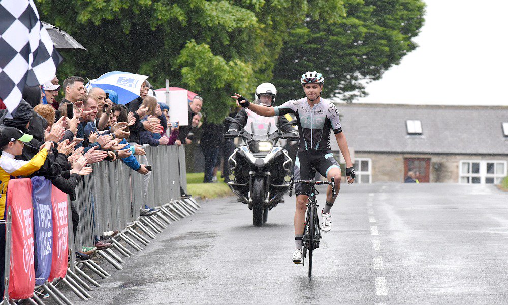 What a solo victory looks like. How easy did @ONEProCycling's <a href="/DionSmithy/">Dion Smith</a> make yesterday's #BeaumontTrophy look?!