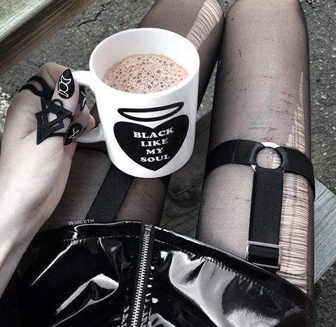 xLizClifford's tweet photo. Ah y buenas a todos 🐱💀 https://t.co/kYFJ8JWSOY
