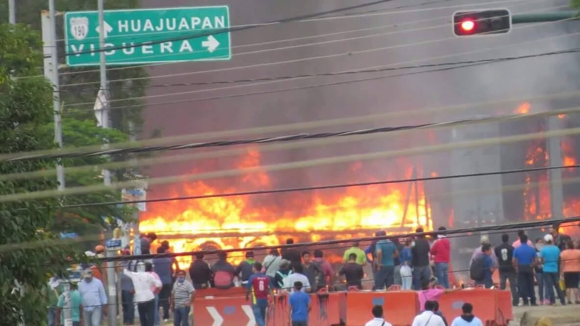 IrvingMor's tweet photo. Puedes estar de acuerdo o no con los maestros, pero sabes que la represión no es la solución. #OaxacaGrita https://t.co/Xy7gD3ZuzA