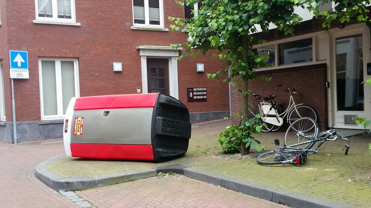 POL_VHL's tweet photo. Beetje jammer dat men spullen van anderen niet gewoon laat staan. #onzinnig #binnenstad #Gorinchem https://t.co/HK0qm9plgz