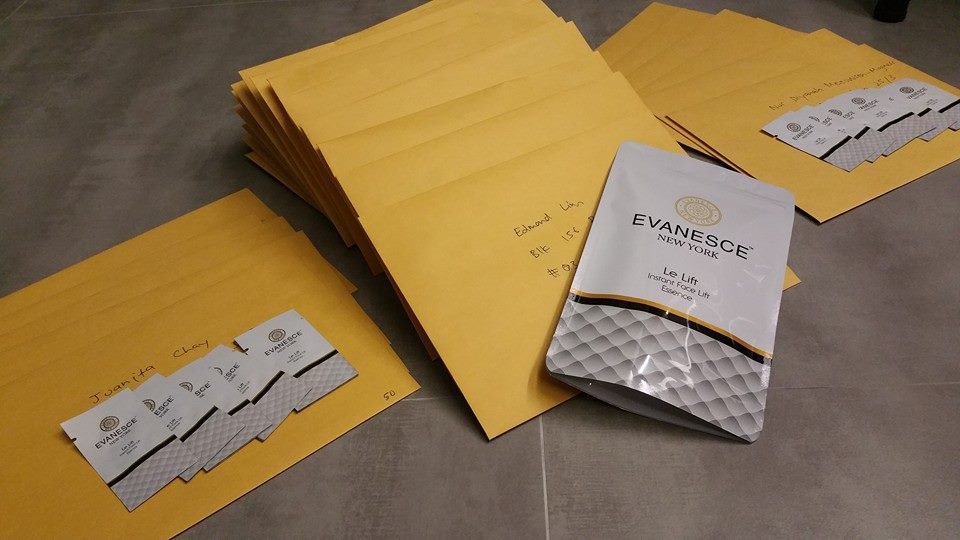 removefacew's tweet image. Photos from the courtesy of our warehouse packing busy half the orders of today! Click on: removefacewrinkles.com