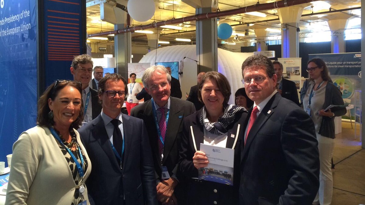 EU Commissioner for Transport <a href="/Bulc_EU/">Violeta Bulc</a> presented with Lessons Learnt booklet on #truckplatooning. #tent-tdays