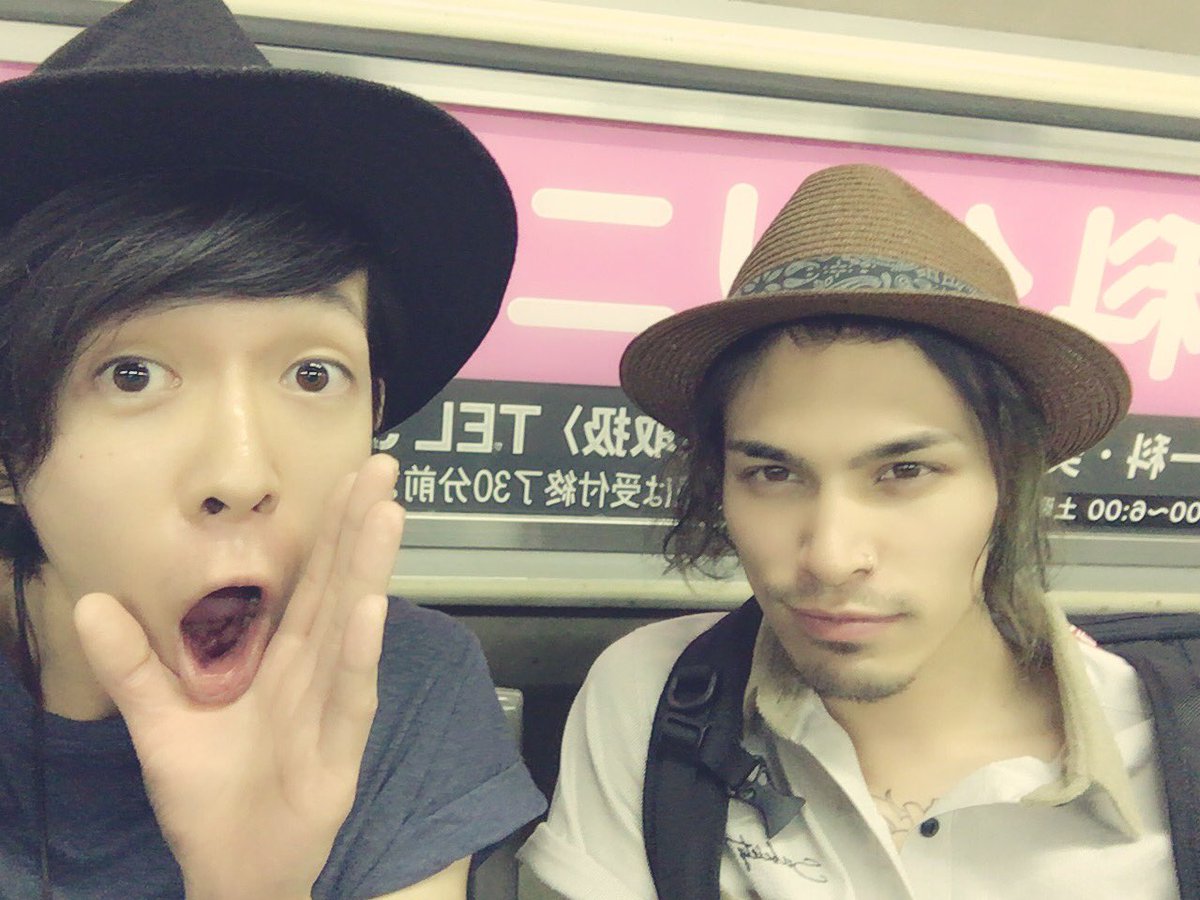 onoshit's tweet image. やっほー！(^O^)
今日はビクちゃんと曲作りをしたよん♪( ´▽｀)
歌が入ると曲の雰囲気がガラッと変わるあの感じは本当に好き。
まるでパズルみたいだね。完成した時の景色がどんな風になるか楽しみ♪
#wrongcity