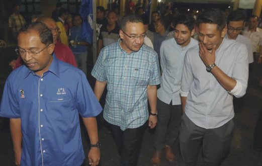 WanEmirAstar's tweet photo. For Papa n for orang Kuale whom he loved so much. We made it! TQ DS Hishammuddin, DS Zambry for the love n guidance. https://t.co/fsUUQURsas