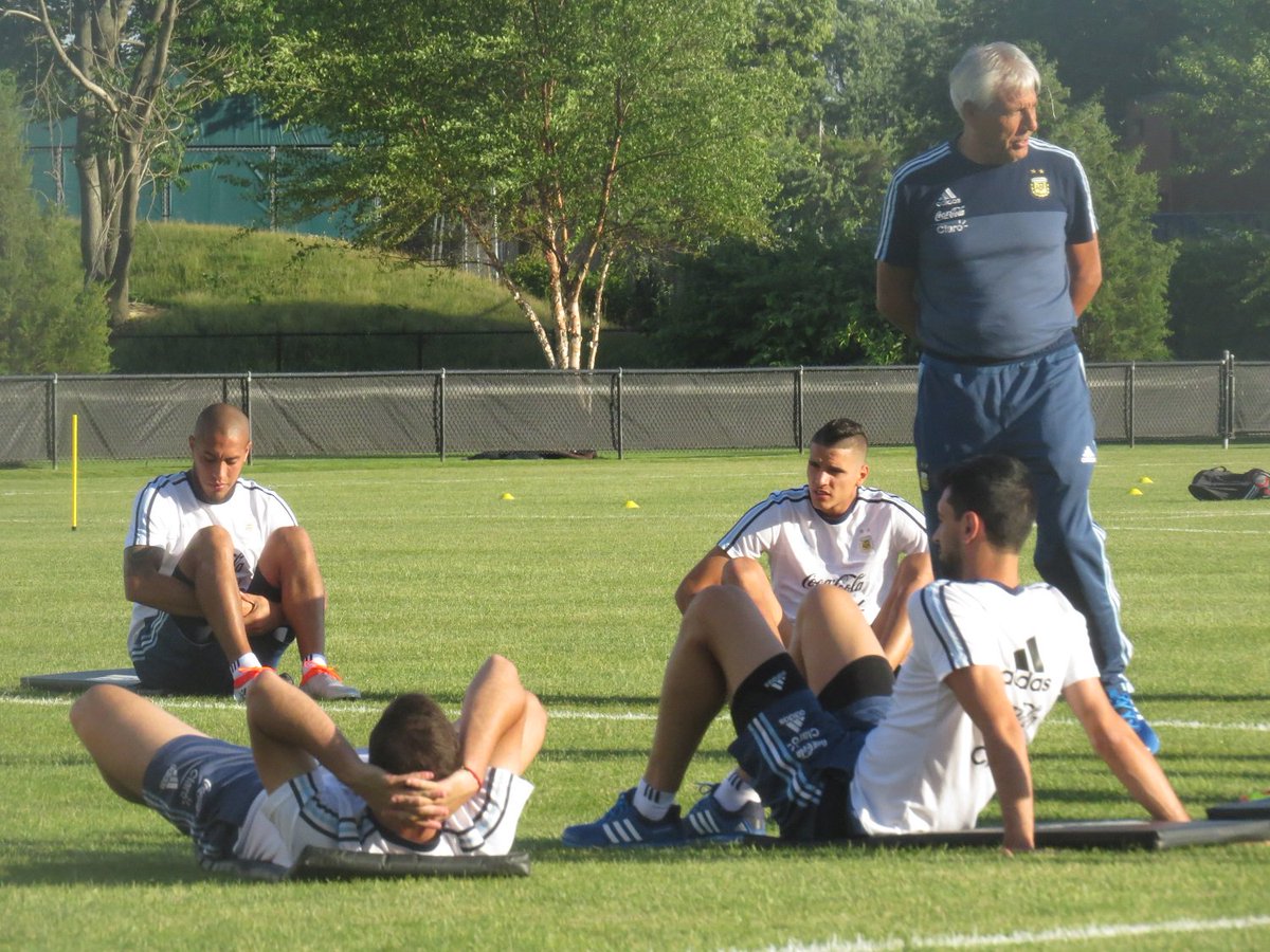 Argentina's tweet photo. #CopaAmerica ¡Buen día! La Selección se entrenará 17.30 (19.30 de la Argentina) en la Rice University de Houston. https://t.co/z8K9i0WGPe