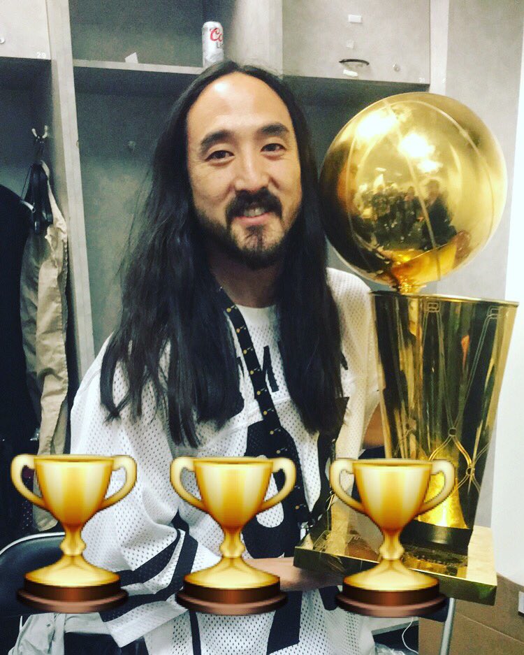 Yes that's the NBA finals Trophy in the Cavs locker room! Wtf!! Watch my snapchat AokiSteve for the blow by blow!!! https://t.co/BlULzuE1BG