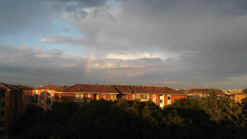 FragordiPiuma's tweet photo. Anche il cielo si addobba a festa #MilanoPride #prideweek #Milano @MilanoPride #lgbt #LoveIsLove https://t.co/3nElgovHv0