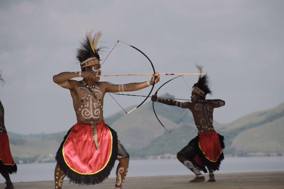 KemenPariwisata's tweet photo. Pertunjukan seni dan budaya Papua isi pembukaan @SentaniFest tahun 2016. Jayapura 20/6 #FDS2016 #PesonaIndonesia https://t.co/YX8S2n83VF