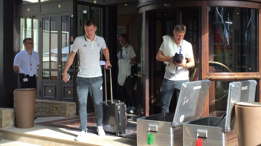 DFB_Team's tweet photo. Abfahrt! #NIRGER #JederFuerJeden #EURO2016 https://t.co/yz3tP5PawD
