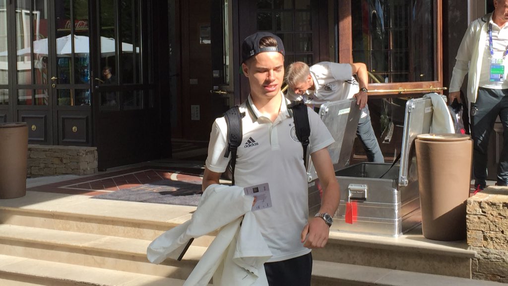 DFB_Team's tweet photo. Abfahrt! #NIRGER #JederFuerJeden #EURO2016 https://t.co/yz3tP5PawD