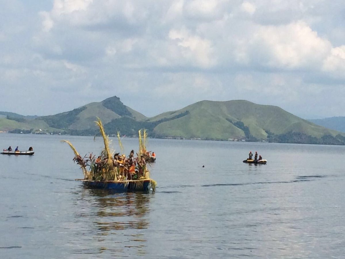 KemenPariwisata's tweet photo. ISOLO (pawai menggunakan perahu untuk serahkan hasil bumi untuk @SentaniFest 2016). 20/6 #PesonaIndonesia #FDS2016 https://t.co/HygK51H5iW
