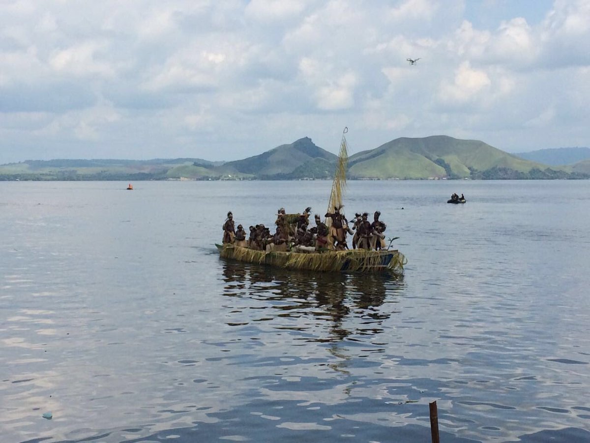 KemenPariwisata's tweet photo. ISOLO (pawai menggunakan perahu untuk serahkan hasil bumi untuk @SentaniFest 2016). 20/6 #PesonaIndonesia #FDS2016 https://t.co/HygK51H5iW