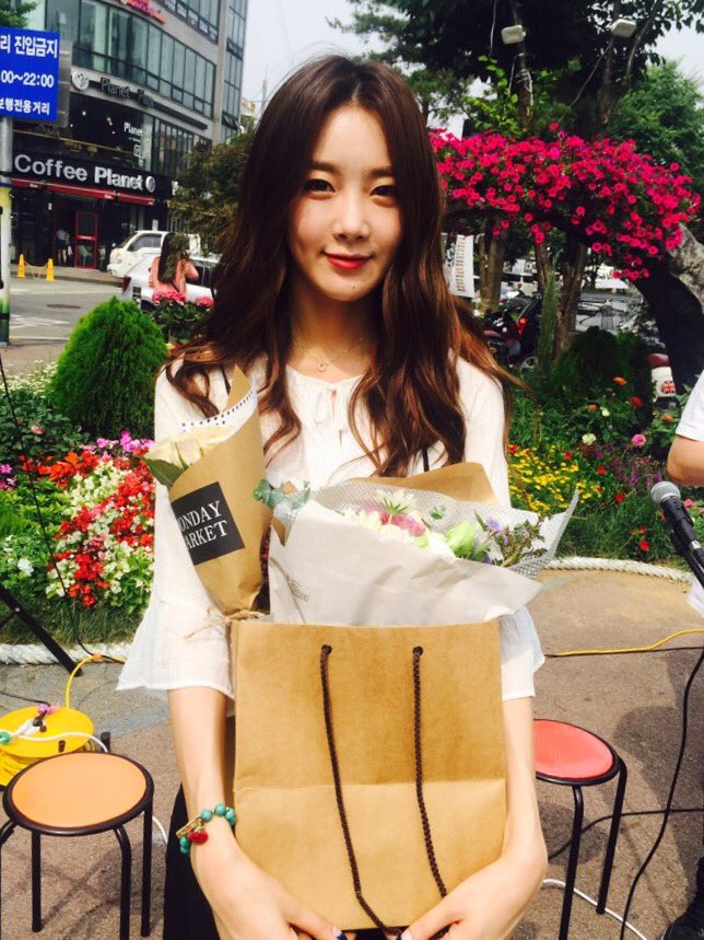 dalshabet's tweet photo. [#달샤벳] 오늘 깜짝 #버스킹 에 와주신 모든분들 그리고 #V앱 으로 시청해주신 분들 모두 감사합니다😊 무더운 날씨에도 함께 노래 부르면서 즐겨주신 달링이 최고예요-!😍 https://t.co/juA9mG765U