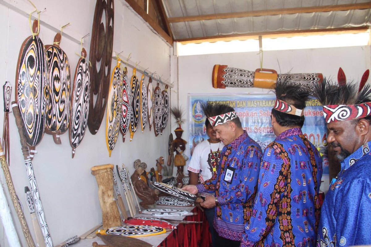 KemenPariwisata's tweet photo. Staf Ahli Menteri Bidang Multikultura, Harry Oentoro  kunjungi booth pameran @SentaniFest #FDS2016 #PesonaIndonesia https://t.co/pDbBnw7f4w