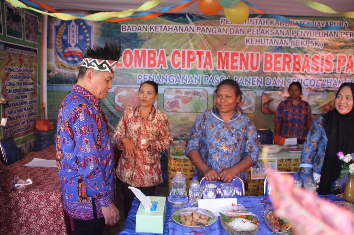 KemenPariwisata's tweet photo. Staf Ahli Menteri Bidang Multikultura, Harry Oentoro  kunjungi booth pameran @SentaniFest #FDS2016 #PesonaIndonesia https://t.co/pDbBnw7f4w