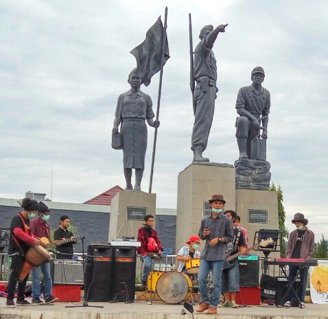 Dihari kedua kegiatan ngamen penggalangan dana pemuda menginspirasi #3 Dibundaran monumen tanjung enim