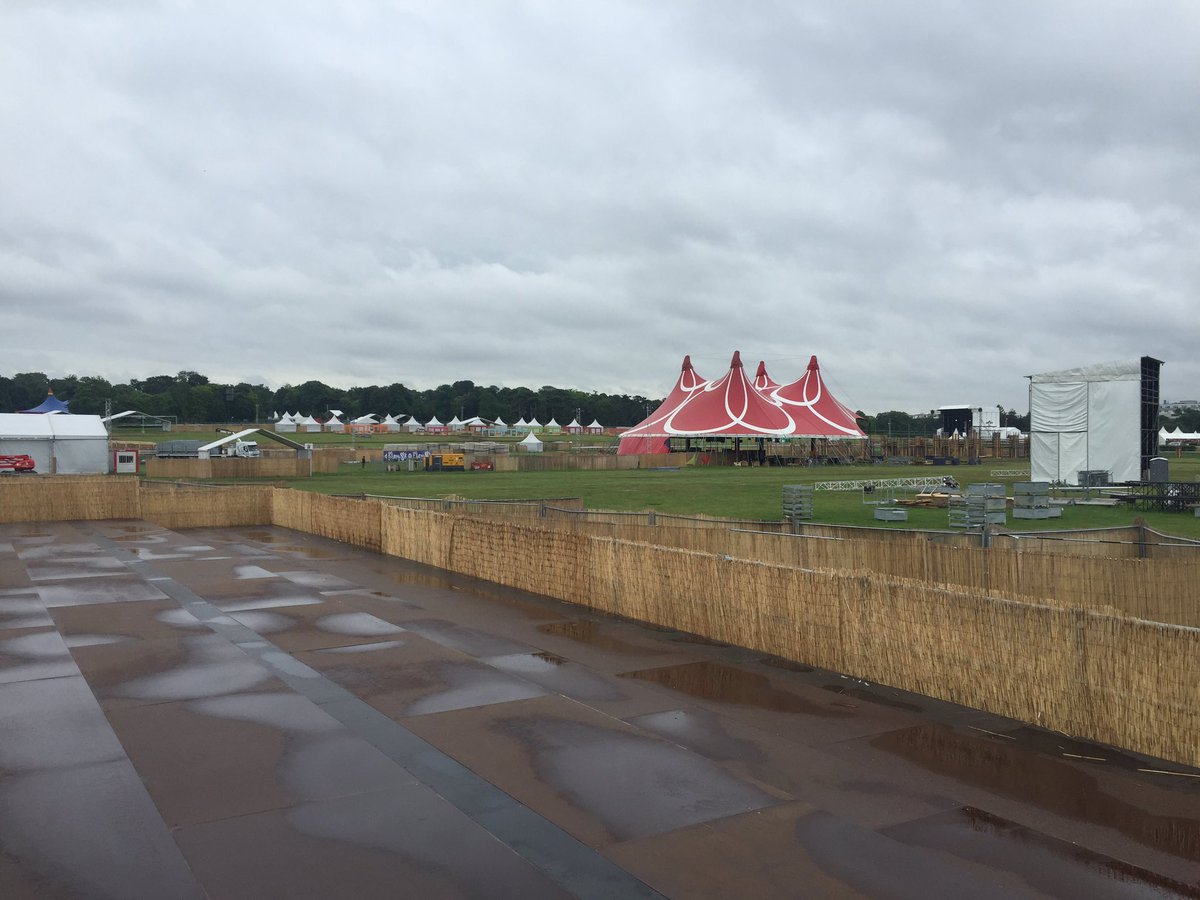 GolfLongchamp's tweet photo. 😞 le #golf et le #practice pendant @Solidays ... Enfin ce qu'il en reste ! #ilpleutencore https://t.co/Ihb6qPn5fi