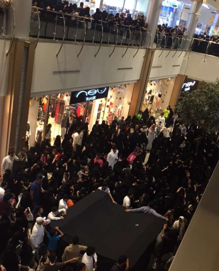 On Twitter جيش المنقبات هذول متجمهرين عشان وحده اسمها رغد دايز رحت فتحت حسابها مومعقوله الزحمة حسبتها ميك اب ارتست ولا فاشنيستا Https T Co Xxos7nvzqj Twitter