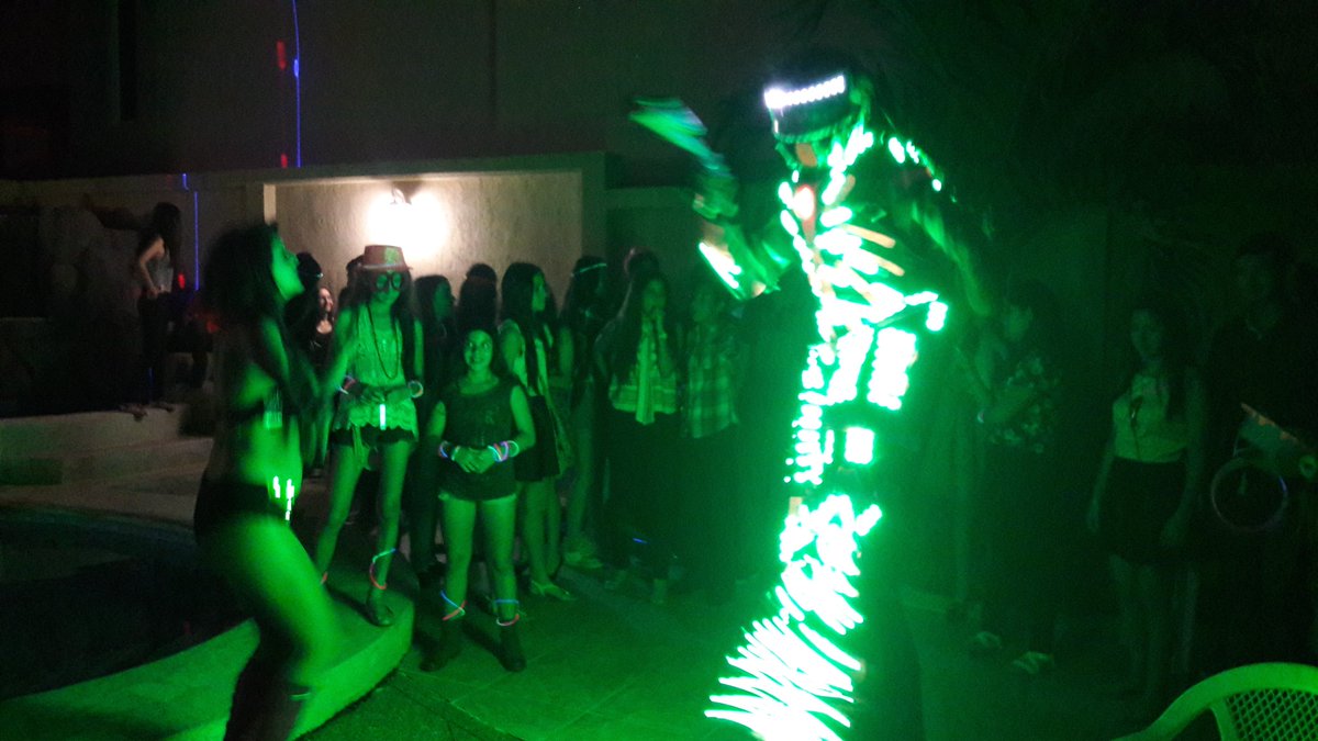EcuafiestasEc's tweet photo. 🔊#ECUAFIESTAS🎭🎈#TEMÁTICAS #BTL🎭#QUINCEAÑERAS #MATRIMONIOS💑▶#TrajesLED🔦🔋#FIESTAS #HoRaLoCa🎵🎤#Guayaquil WS📲0994900773 https://t.co/3x87JHveI2