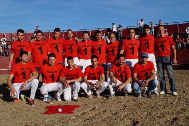 Mas de mil personas en el homenaje a Gallo  #LaParrilla cuellar7.com/mas-de-mil-per… .<a href="/Navalmanzano_es/">Navalmanzano</a> @torossegovia