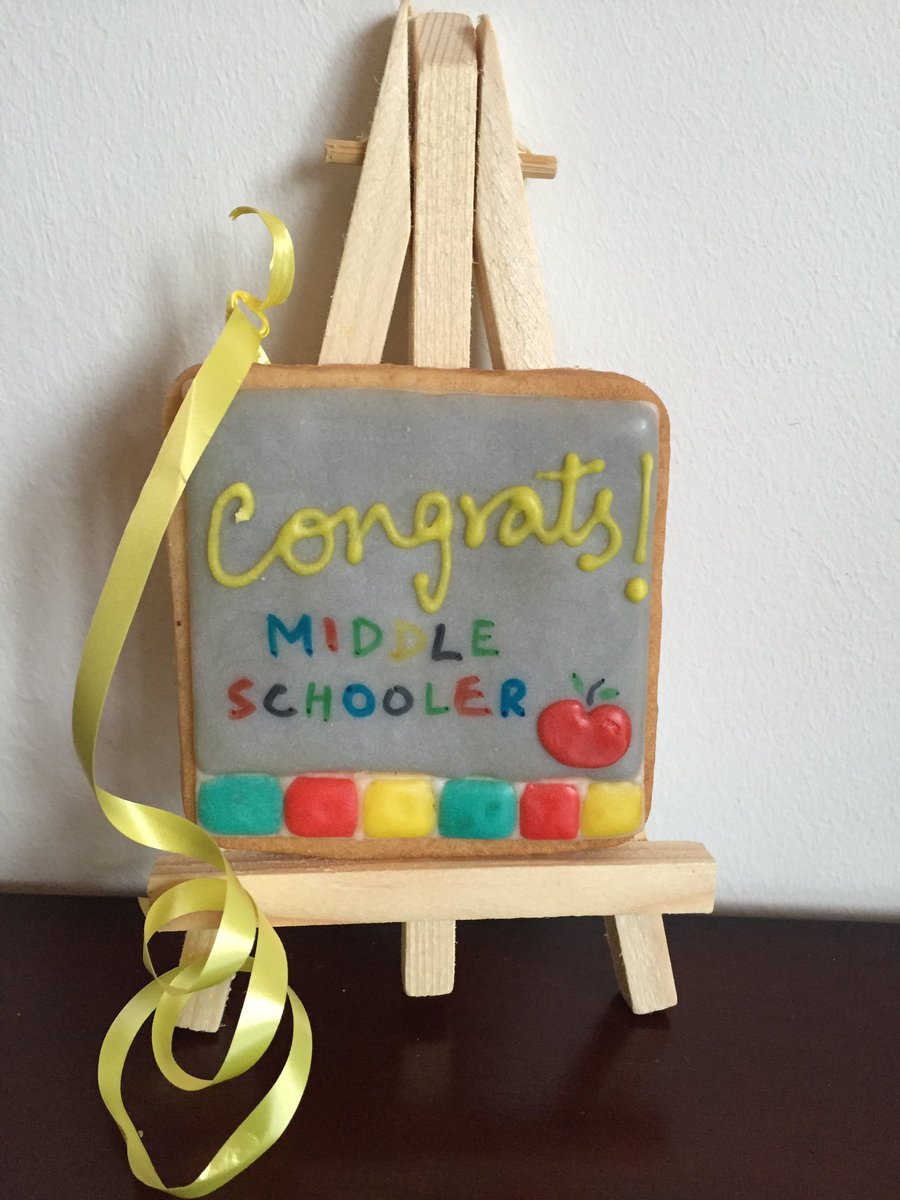 bespokecookies's tweet photo. There's a middle schooler in the house! #simplecookies #festivecookiedesign #middleschool https://t.co/bncFAeM1JU