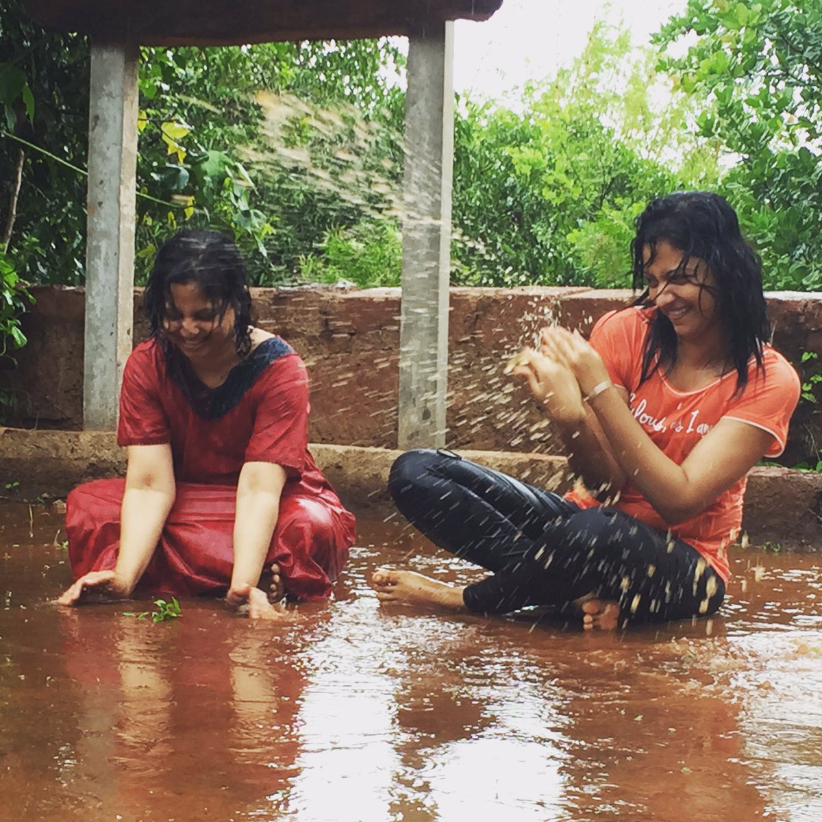 tejupradhan0206's tweet photo. एकदाचं ग भिजूनि मला चिंब चिंब होऊन दे.. ए मम्मा 😜 https://t.co/axm2xx1qTE 😀😀 book your happiness https://t.co/Gd6XNgpl2P