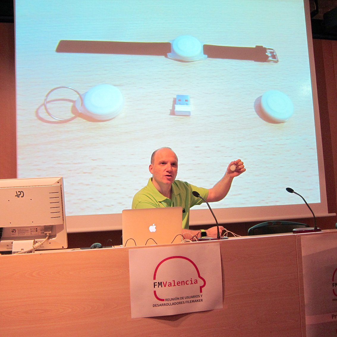 soyjavidura's tweet image. Durante mi sesión &quot;iBeacons con #FileMaker15: ejemplo práctico.&quot; en la reunión de @FMValencia del pasado sábado.