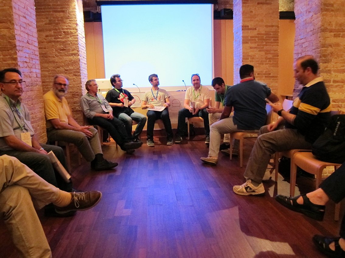 FMValencia's tweet image. Mesa redonda sobre #FileMaker15