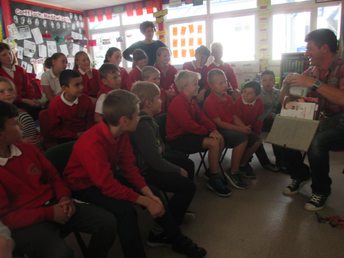 ysgolllanbedrog's tweet photo. Diolch am fore gwerth chweil @mogsjos cafod pawb fwyhad mawr o'r holl drafod am bêldroed! #cmonCymru #EURO2016 https://t.co/DWpPEE6GiU