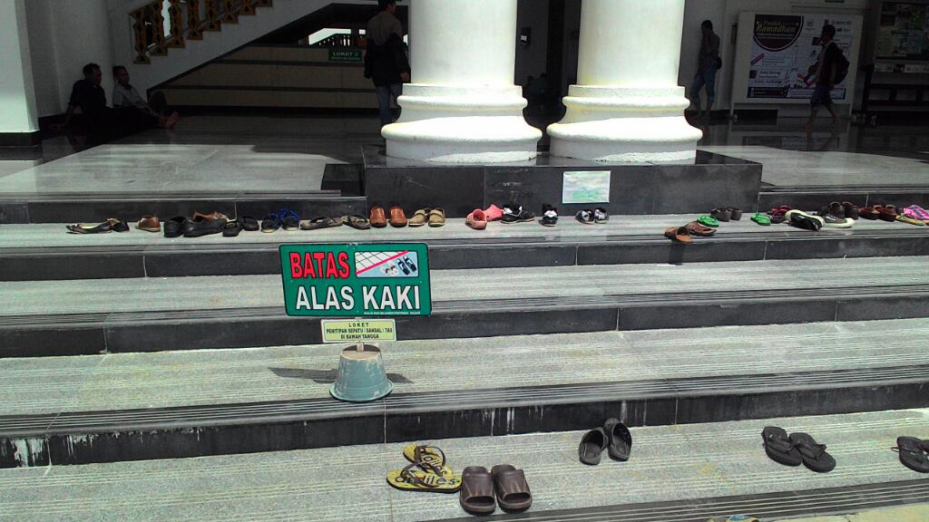 Mad_Berlim's tweet photo. Di Masjid Mujahidin beberapa hari yang lalu..mngkin beberapa org buta huruf @pontianakite @PontianakInfo #Pontianak https://t.co/Xf3GHxu0wo