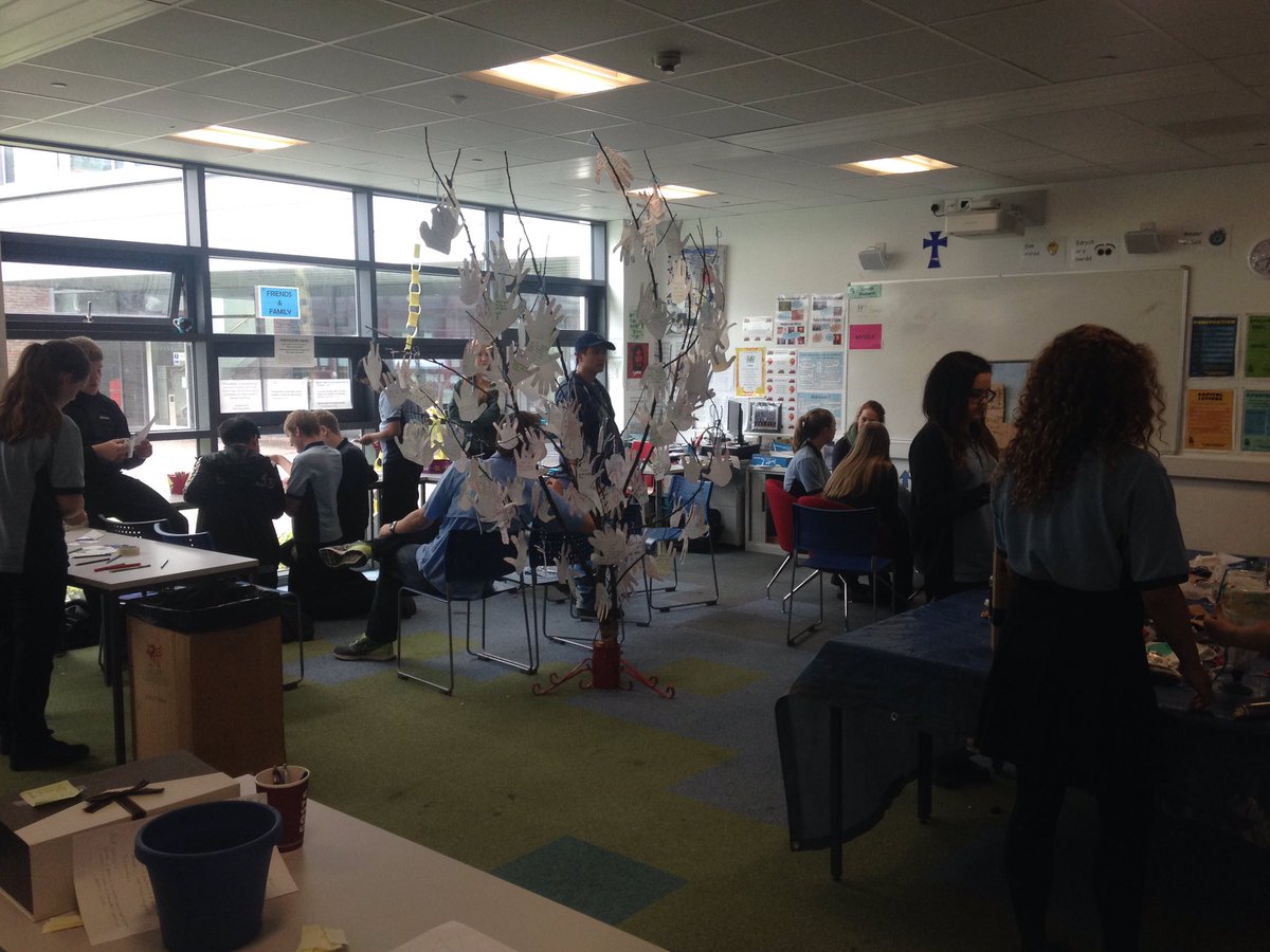stteilos_LH's tweet photo. Year 9 enjoying the prayer workshops last week 🙏🏽😊 https://t.co/DwMavcX7Ic