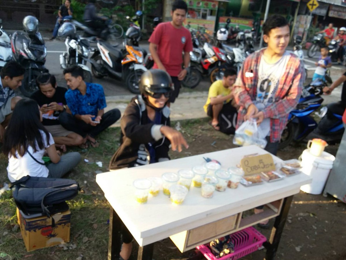 Ini Aksi BAZAR SMANTI!! Sore Hari ini...yippiyeayy