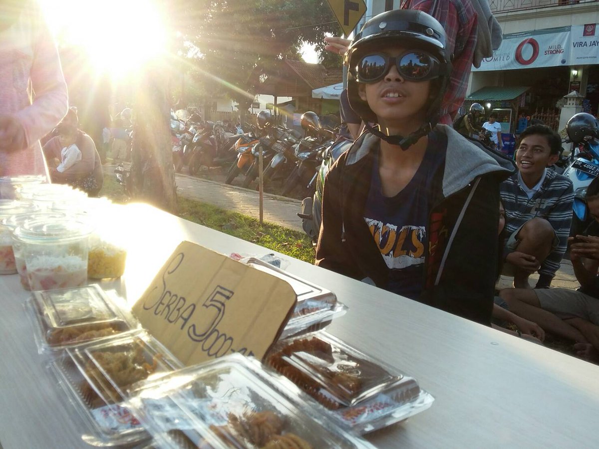 So Humble, Ini Sosis dan Salad sangat menggiurkan :)) Gk Kece kalau gk Beli ke STAND SMANTI '-'