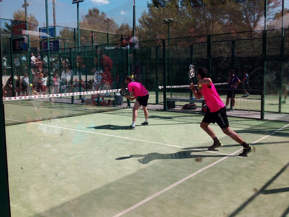 Ambientazo en <a href="/Pinspadel/">Pins Pádel Club</a> , todo el público animando a los locales #VAMOS <a href="/WorldPadelTour/">World Padel Tour</a> <a href="/FPadelIB/">Federació Pàdel IB</a> #WPTMallorcaOpen