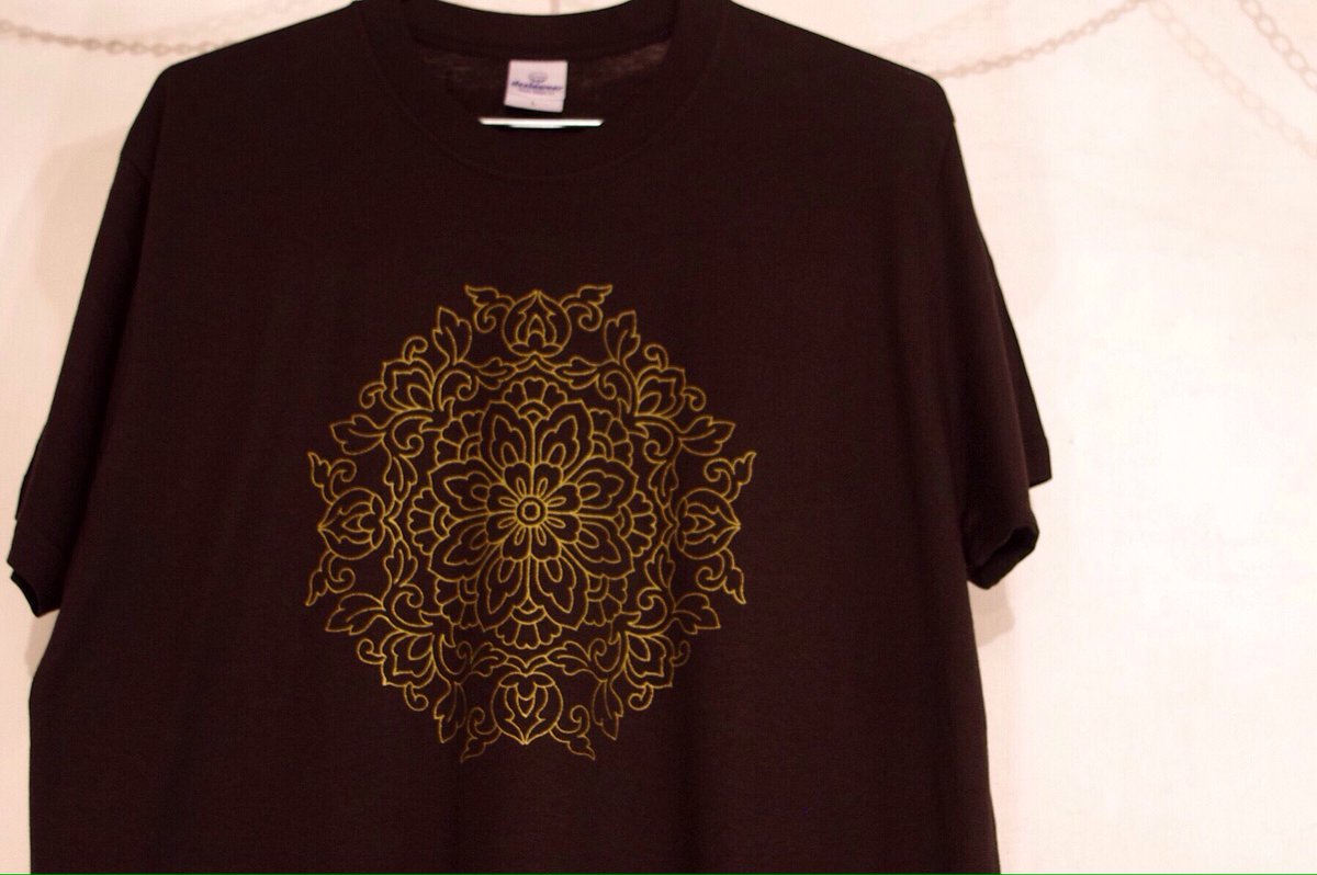 tex_garments's tweet photo. #SCROWART MANDALA Flower Tee
曼荼羅が大きく描かれたTシャツ。
塗り潰さず線画のみで仕上げられたモチーフは、 輝きが美しいゴールドの顔料でプリントされています。
size: M, L https://t.co/fnGnu8yY3y