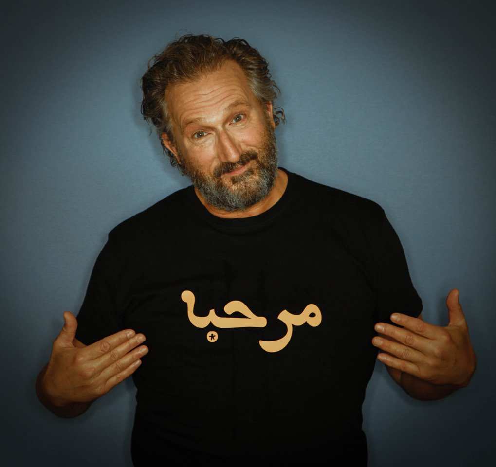 Hier staat in het Arabisch WELKOM en ik steun het project van Whocares -The Refugee Company bit.ly/1UaRiIU