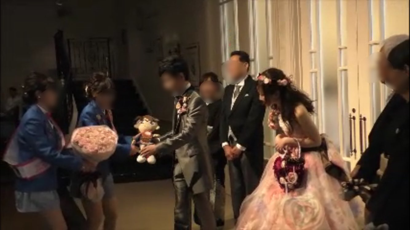 توییتر りり か در توییتر 当日結婚式の日が誕生日だった私に 大量のバラの花束とコナンくんのぬいぐるみ 中 を新郎がスピーチ中 サプライズ演出をしてくれました 余興だけでも大変なのにみかなおがここでも手伝ってくれてた O ありがとう コナン結婚式