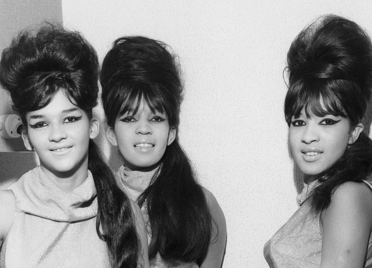 GlamourMagUK's tweet photo. The history of the beehive hairstyle, from The Ronettes to Adele: https://t.co/SaklzXmYuh https://t.co/BlZ3hJVTVs