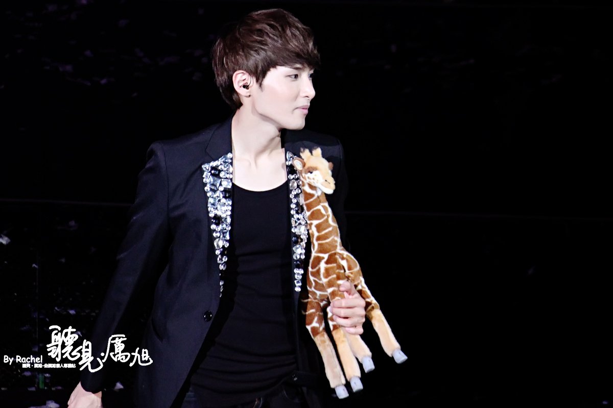 sujufor_elfindo's tweet photo. His love for girrafe is endless. #HappyRyeowookDay https://t.co/WMpabHem0W
