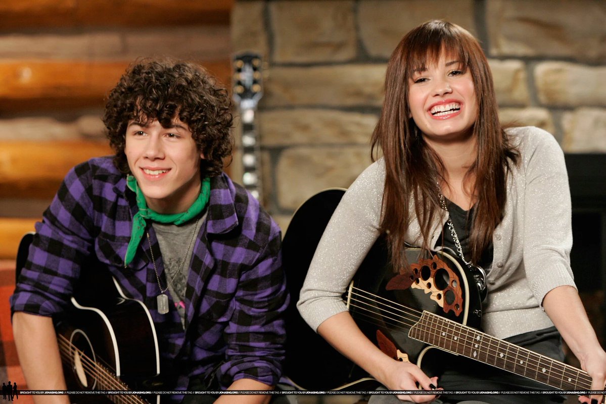 GeracaoLovatic's tweet photo. Amizade que nem essa é raro de encontrar♥ #8YearsofCampRock https://t.co/uxH6uIIVa7