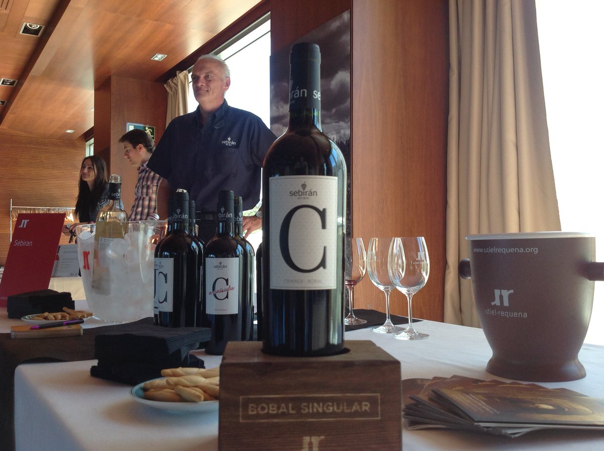 Da comienzo #PlacerBobal2016 de Vinos Utiel - Requena en Valencia. Con la "C" de Sebiran, monovarietal de bobal.